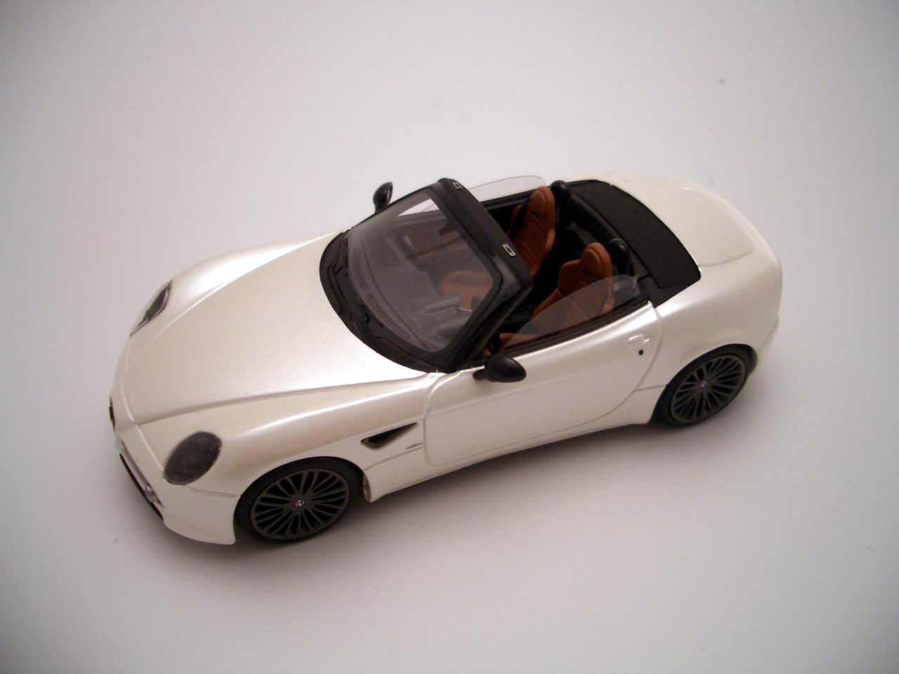 Alfa Romeo 8C Competizione Spider Limited 200 pcs. 1:43